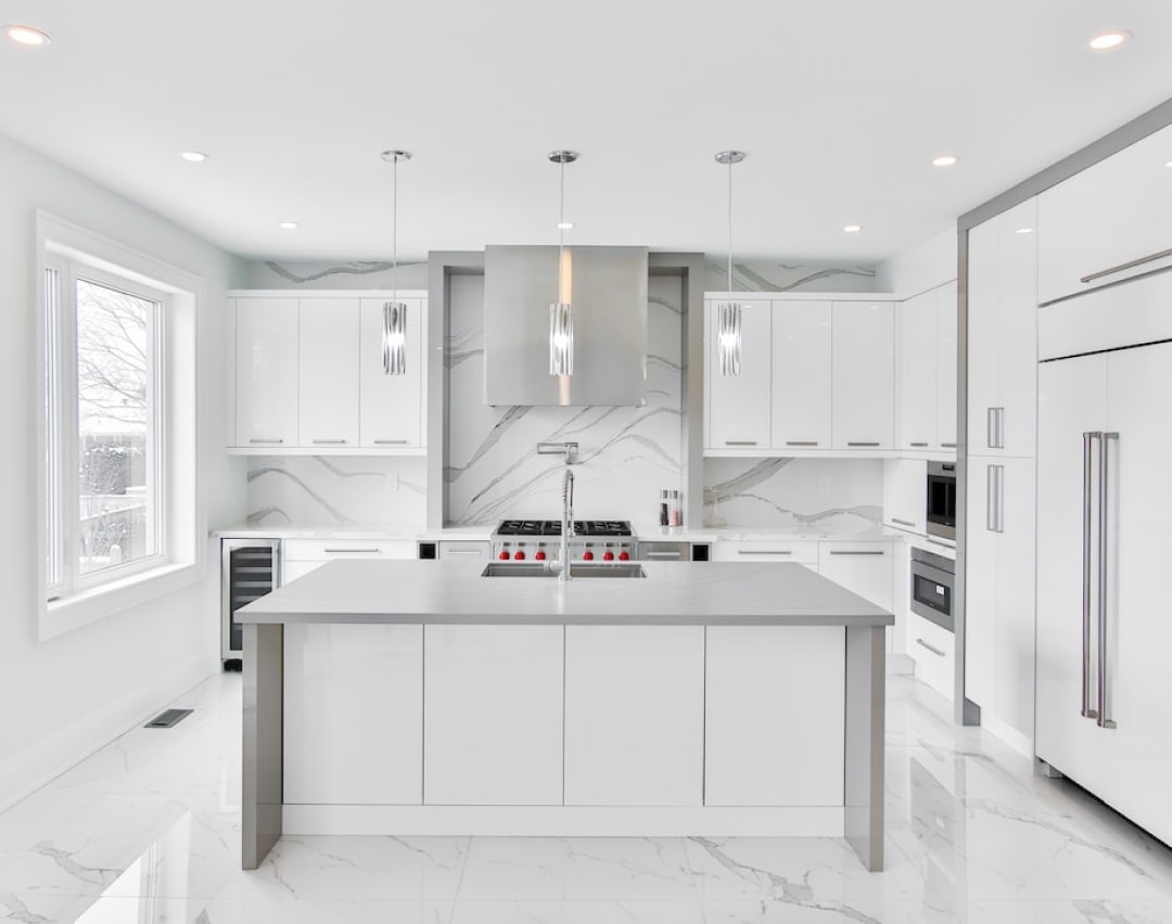 白を基調とした清潔感のあるキッチン