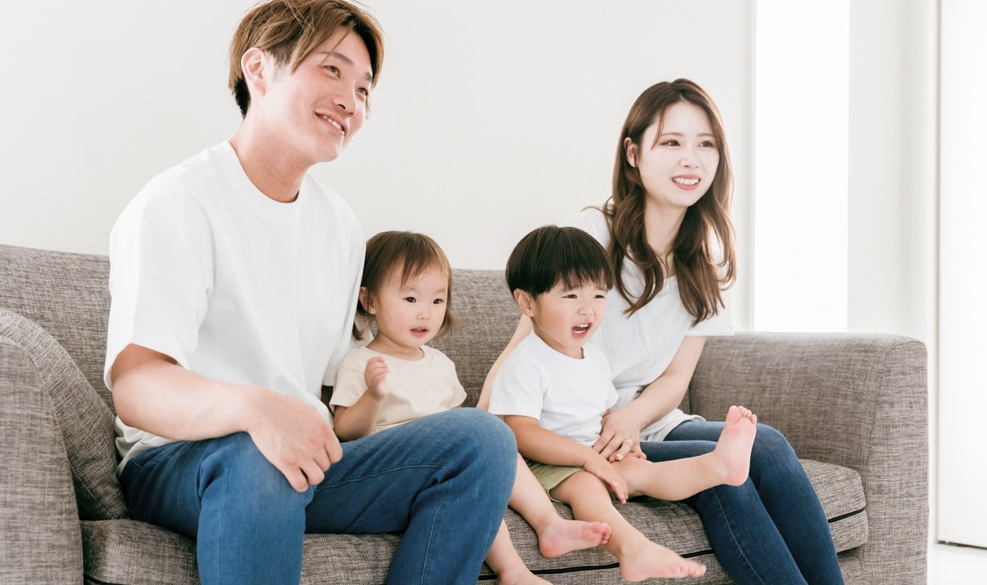 お客様ご家族が笑顔でインタビューに答えている様子