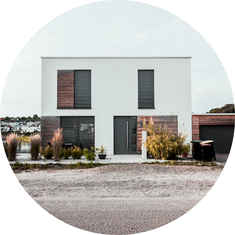 四角形の白い住宅